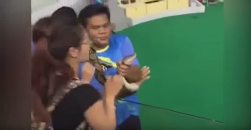 Arcon harapott egy turistát egy thai óriáskígyó – videó