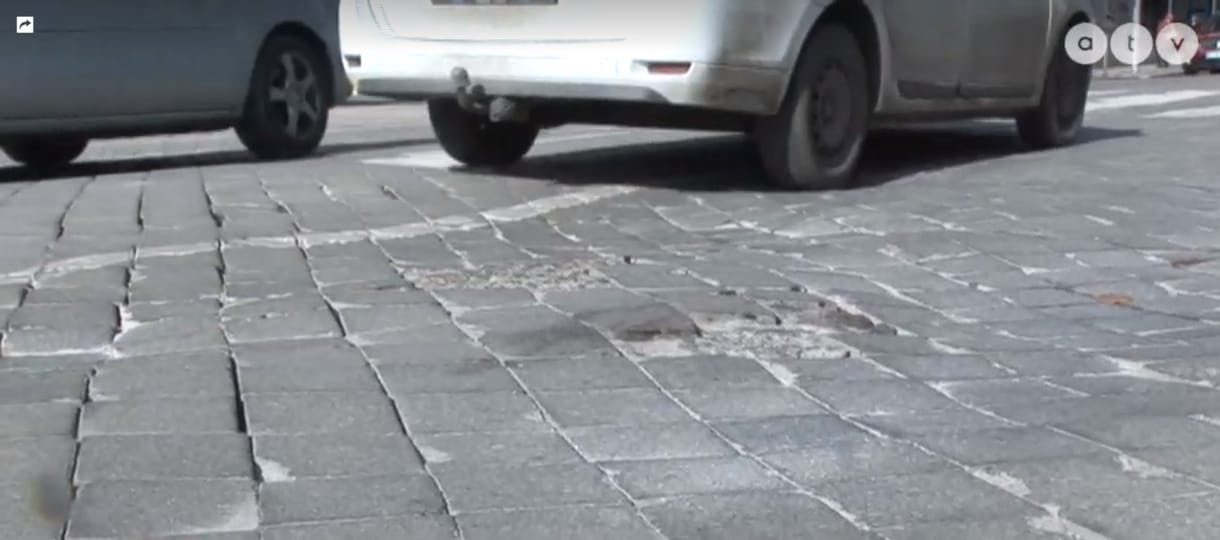 Járhatatlan az út Pécsen, tíz éve csak a kockaköveket cserélgetik
