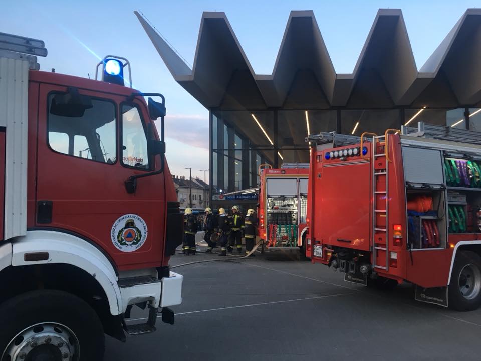 Füst volt a 2-es metróban, leállt a fél vonal