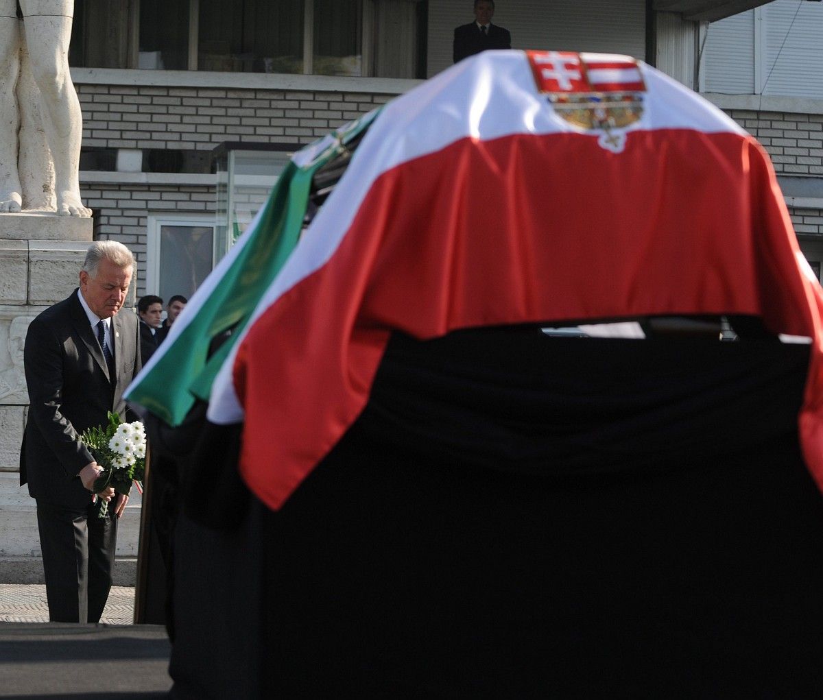 Schmitt Pál fehér csokorral búcsúzott Albert Flóriántól - fotó
