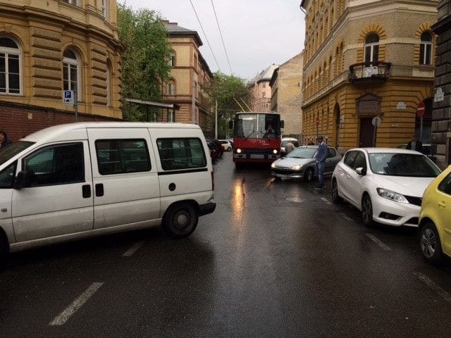 Na, ma melyik autós miatt kellett elterelni a tömegközlekedést Budapesten? (Fotó)