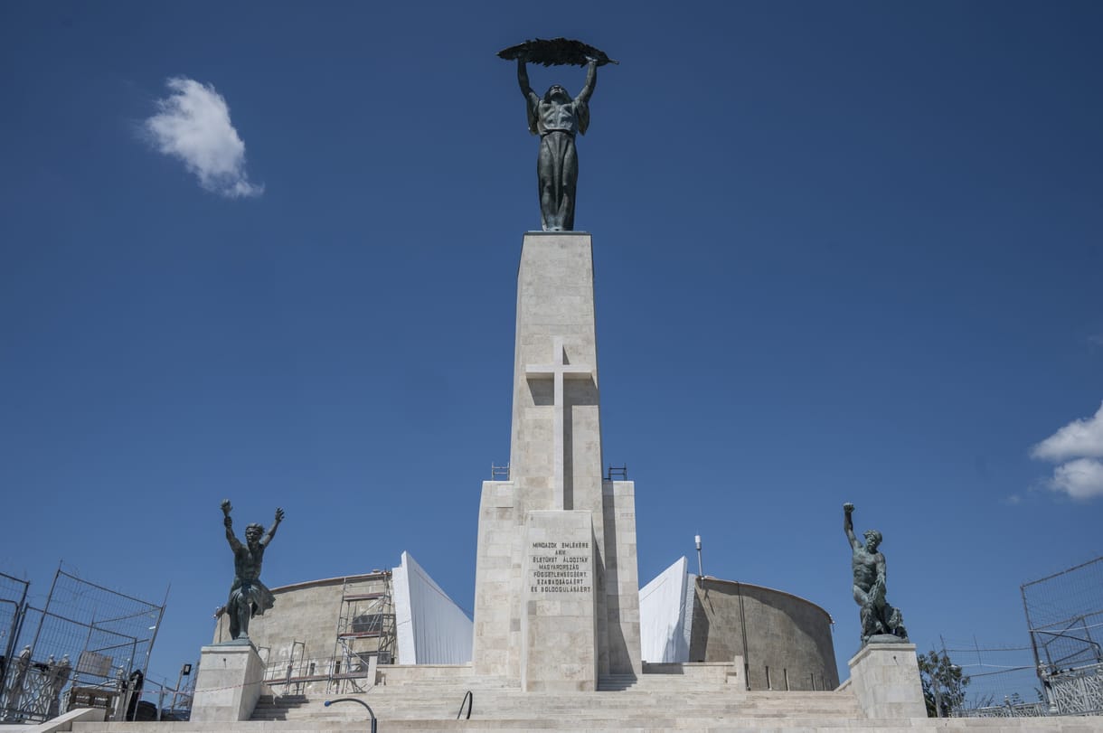 Lezuhant egy ember a Gellért-szobornál, emelőkosárral kellett lehozni a hegyről