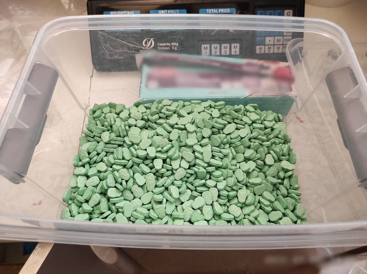 Több mint 20 kilogramm kábítószert találtak a rendőrök egy terézvárosi és egy angyalföldi társasházban, három dílert őrizetbe vettek