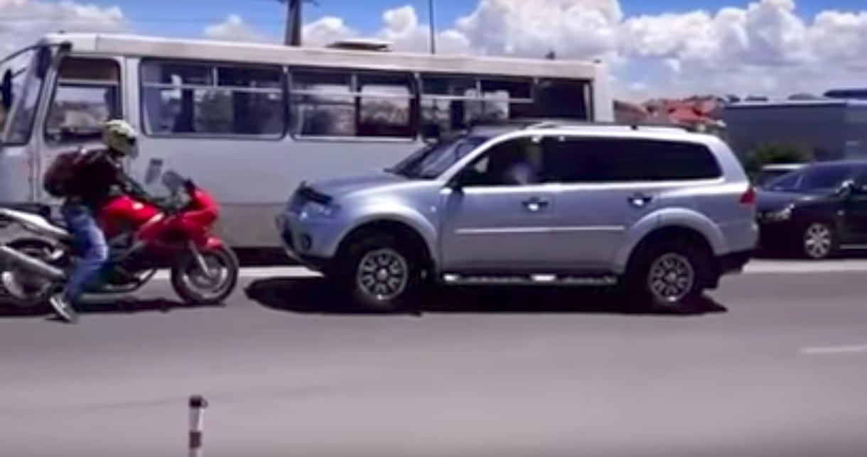 Mindannyiunk nevében törlesztett a motoros, aki csúnyán beégette a terepjáróst – videó