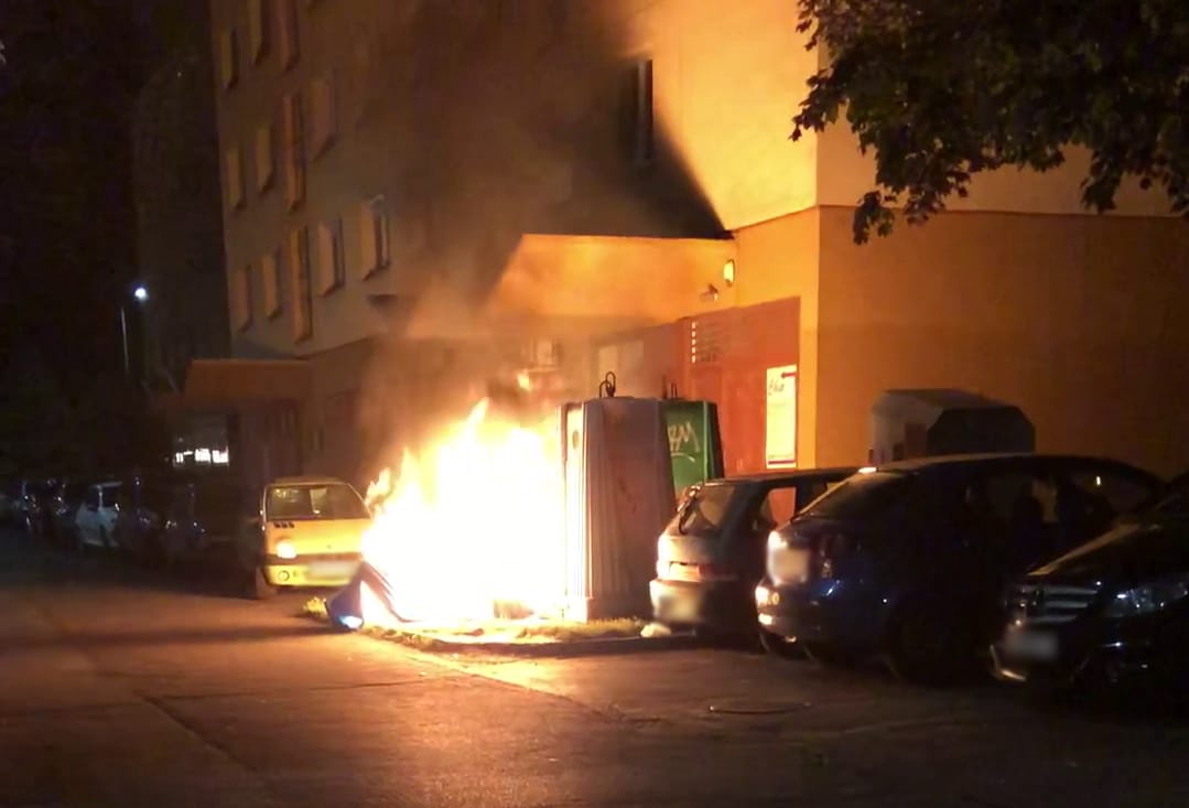 Valaki felgyújtotta a hulladékgyűjtő konténereket Dunaújvárosban