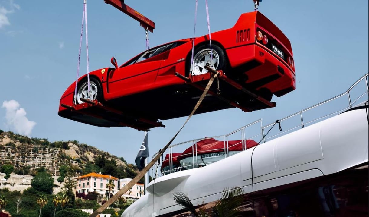 Még Monacóban is látványosság, ha egy luxustjacht fedélzetén egy Ferrari is van 