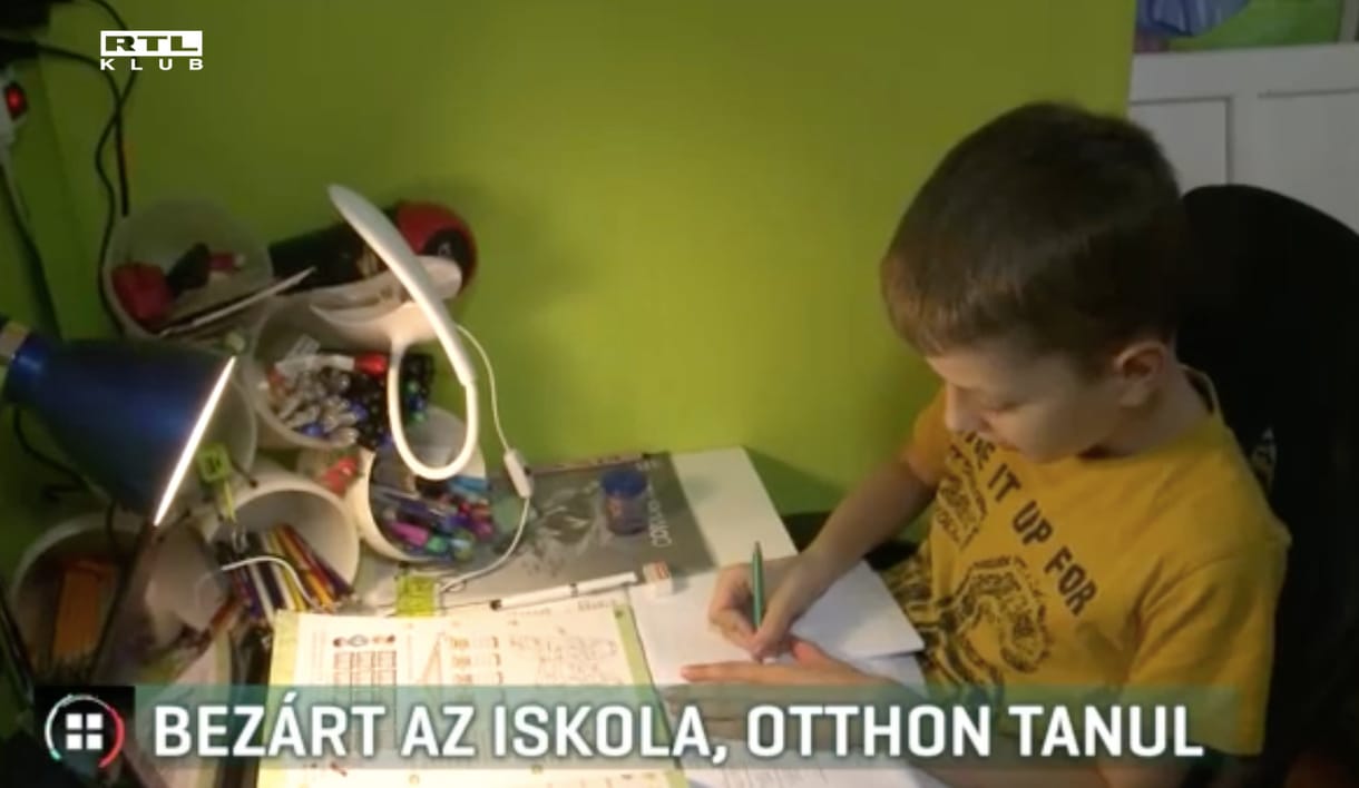 Bezárt az iskola, otthon tanul a 10 éves, beteg mártélyi kisfiú