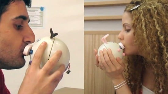Ezzel a távcsókolóval végleg eltűnnek a határok két szerelmes között (videó)