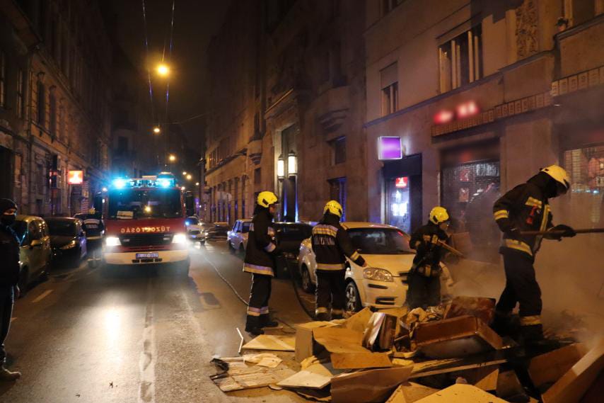 Gyújtogató járt a budapesti belvárosban, videón, ahogy elkapják a rendőrök