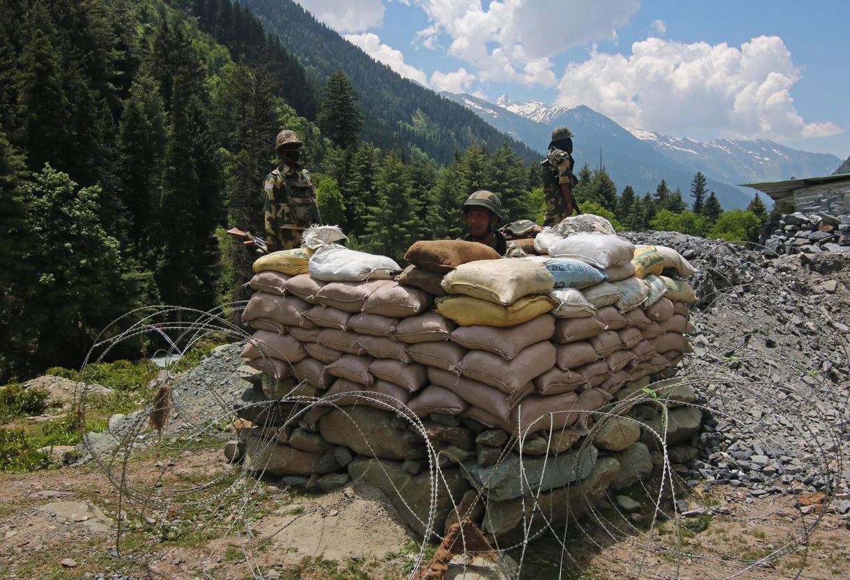 India és Kína is komoly katonai erőt vitt a Himaláján húzódó közös határra