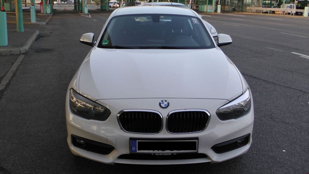 Nem vették be a röszkei rendőrök, hogy a sofőröké a BMW és a Jeep