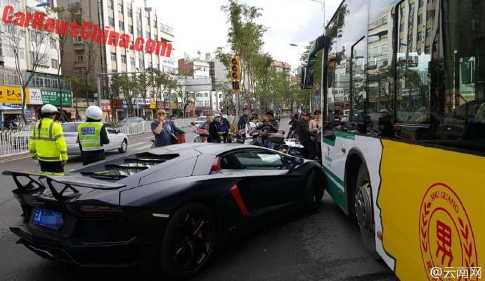 Ilyen balesetet is ritkán látni: busznak hajtott egy Lamborghini