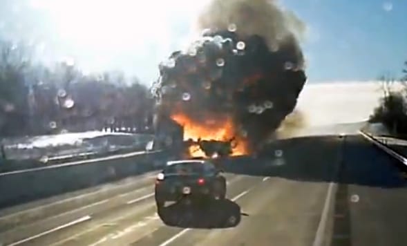Felrobbant a balesetező kamion – videó