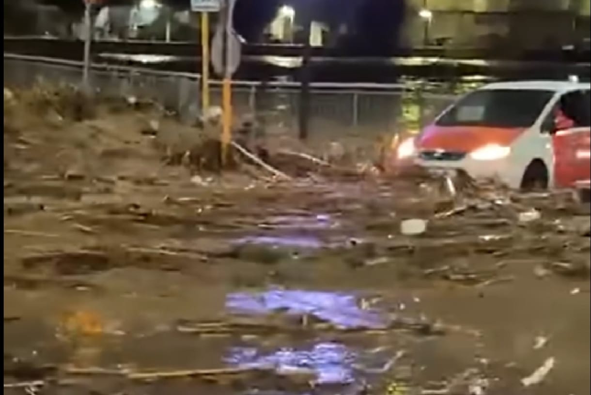 Videón a pillanatok, amint a sárhullám elönti Valencia egyik elővárosát
