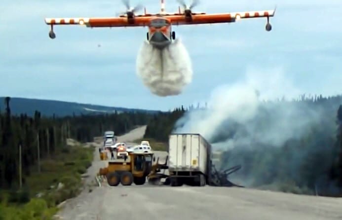 Videó: több ezer liter vizet kapott a nyakába egy lángoló kamion