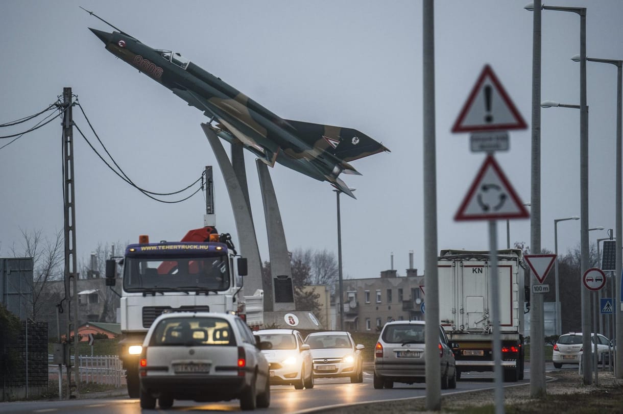 Fotó: Különös látványosság egy kecskeméti körforgalomban