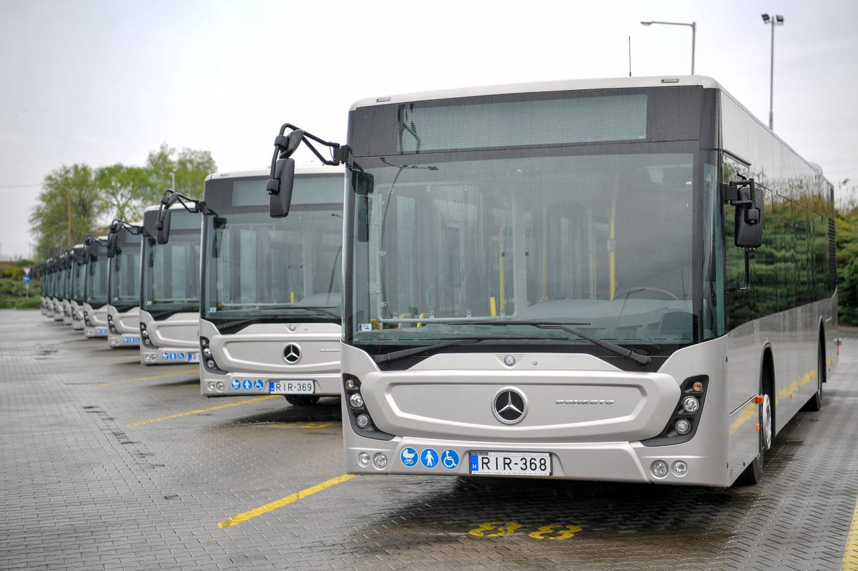 50 vadonatúj Mercedes busz áll forgalomba hat vidéki városban