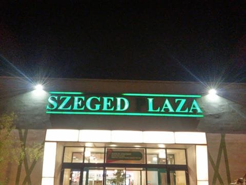 Meghibásodott fényfelirat ihlette meg a szegedieket – fotó