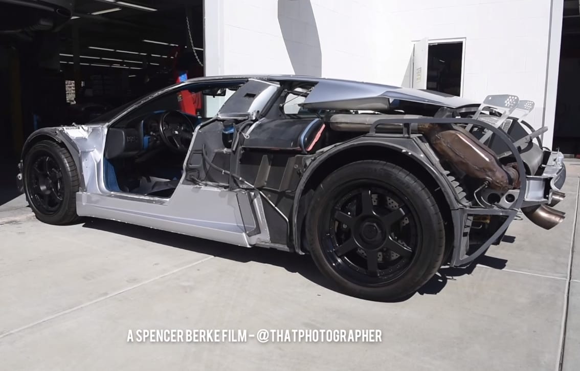 A lecsupaszított Bugatti EB110 SS olyasmi, amit mindenkinek látnia kell – videó