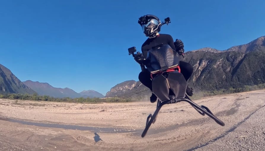 Lengyel cég csinálta meg minden sci-fi film ikonikus járművét: a repülő motort – videó