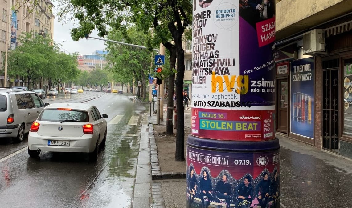 Visszahekkelték a HVG-t több budapesti hirdetőoszlopra