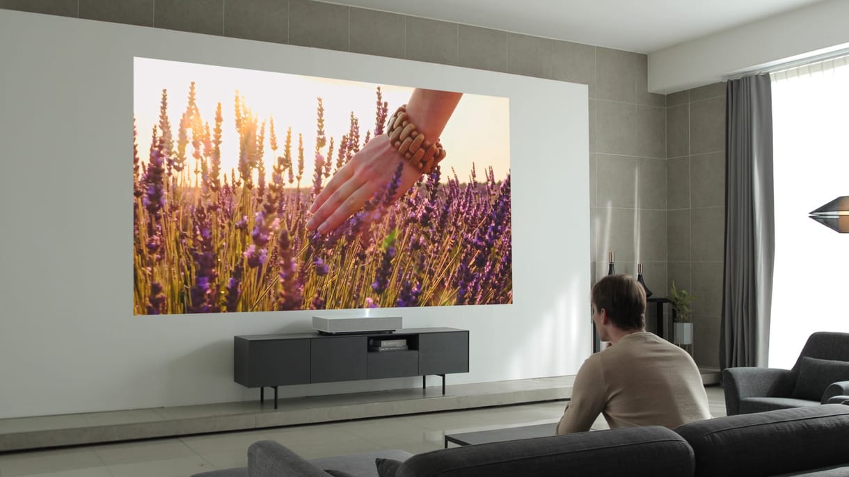 Az igen: az LG új projektora centikről vetít 4K-s képet a szoba falára