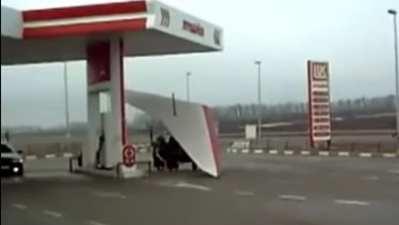 Ilyet is csak az oroszoknál látni: benzinkúton tankolt a sárkányrepülős – videó