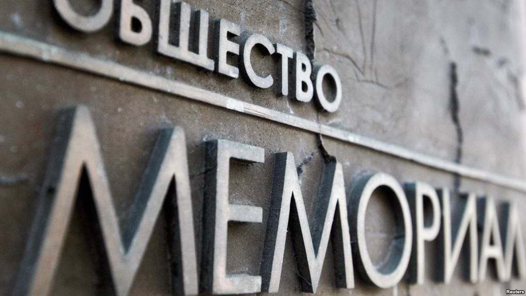 NZZ: Oroszország a barbárságba tér vissza, ha már a sztálini bűnöket sem lehet bírálni