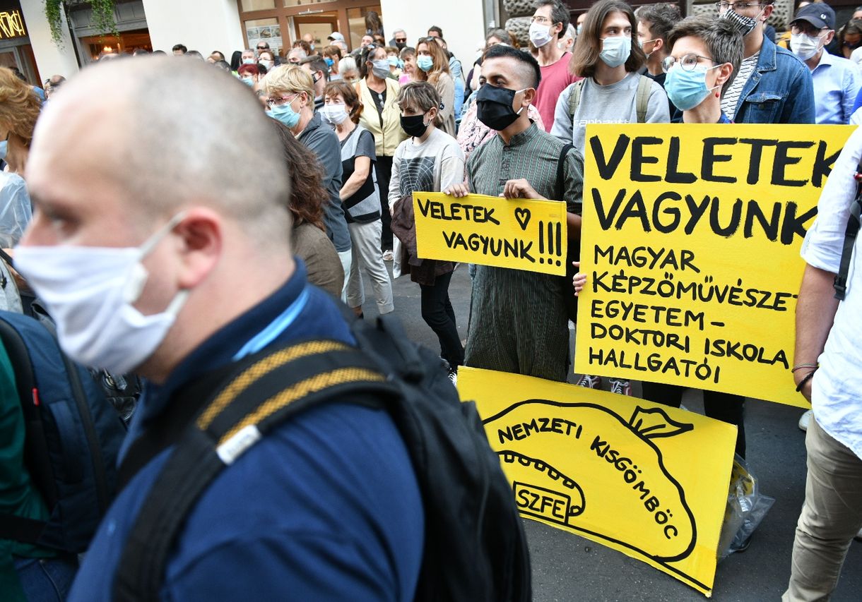 Erdélyi színművészetis diákok álltak ki az SZFE mellett