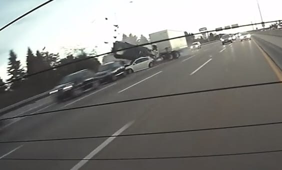 Sokkoló videó, ahogy hat autót tör rommá egy kamion