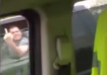 Ezért nem szabad nagyképűnek lenni az úton – videó