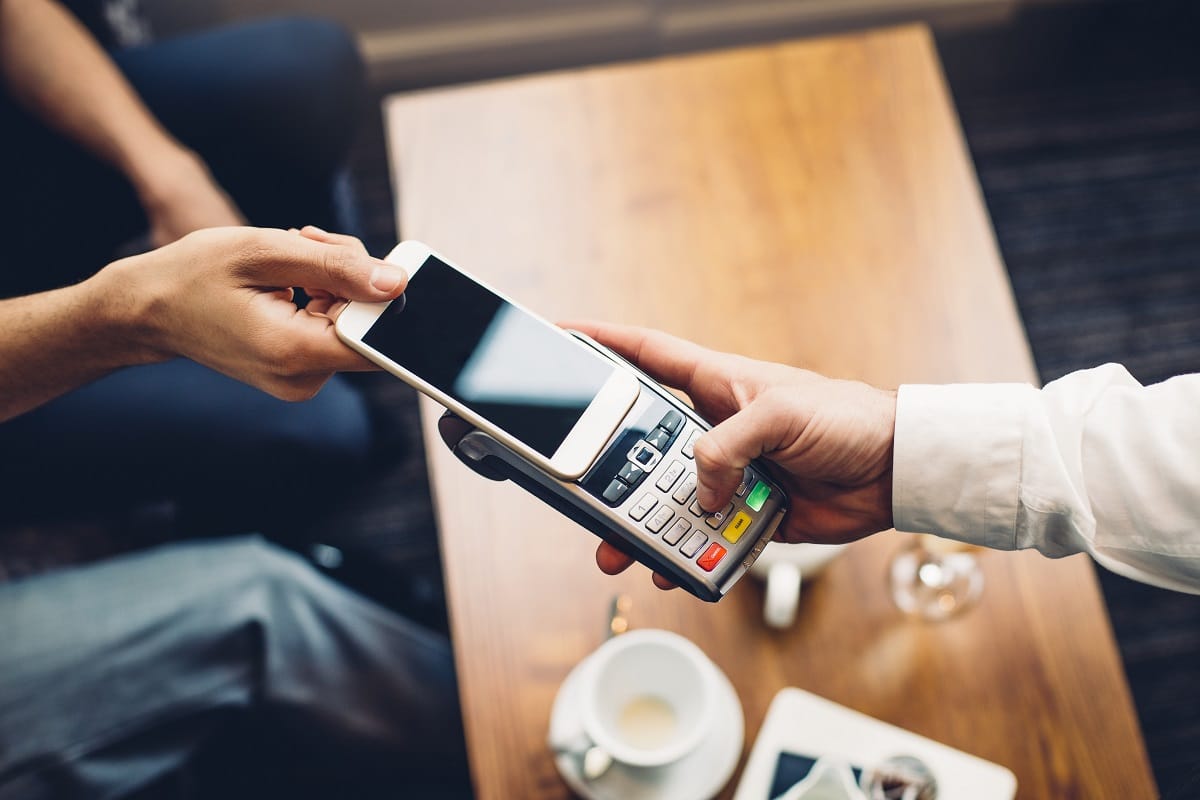 Külföldön fizetne mobillal? Ezeket kell tudnia az egy érintéssel történő fizetésről