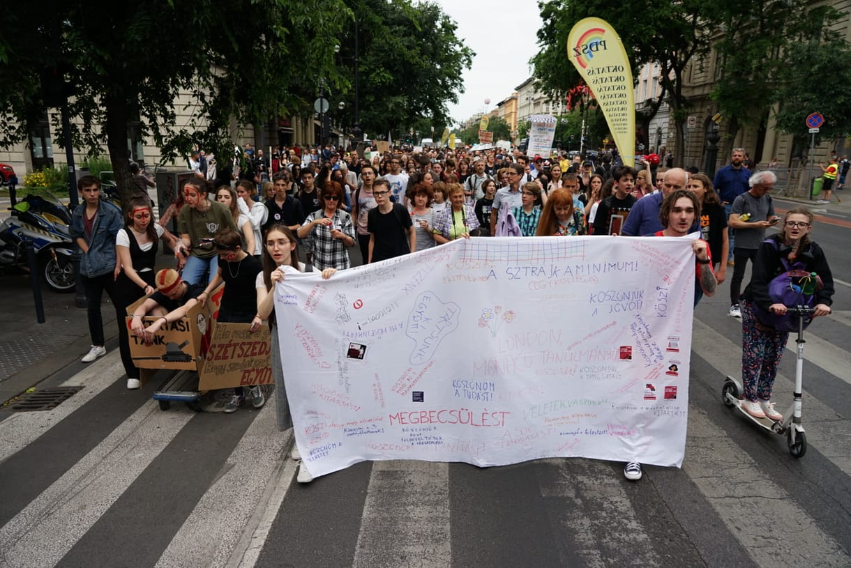 Újabb tüntetést szerveznek a státusztörvény ellen a diákok és a tanárok