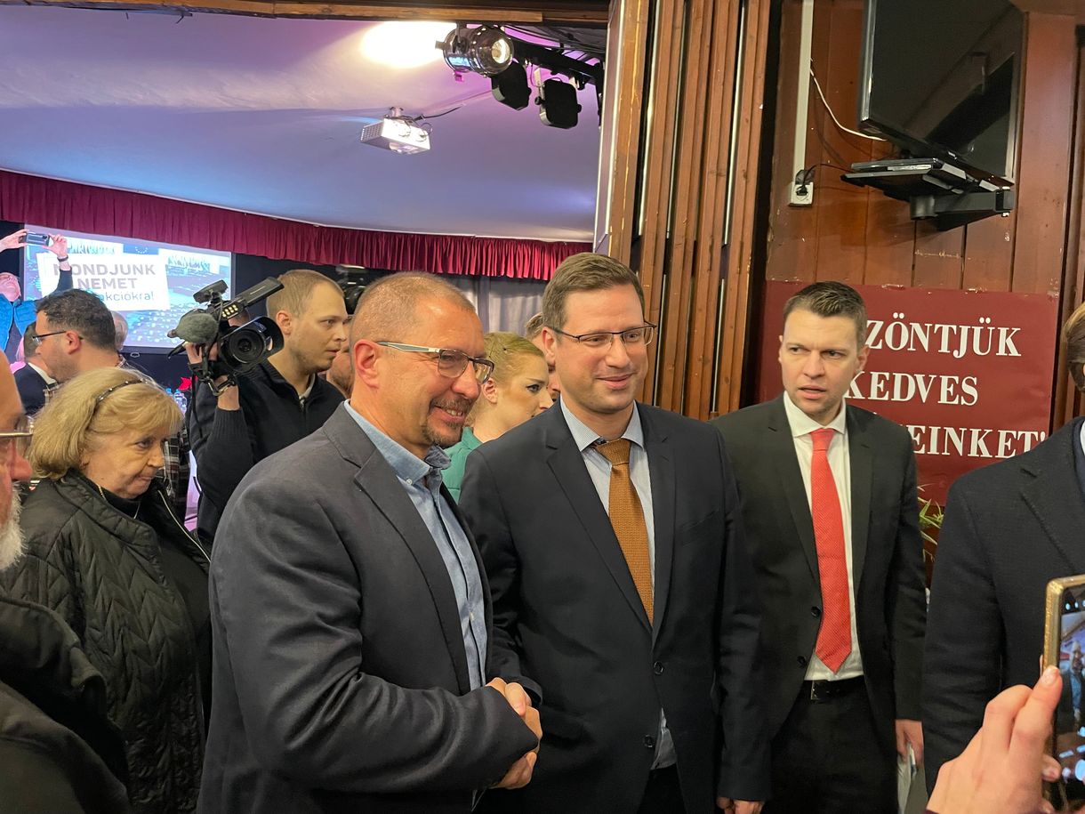 Ideológiai elnyomás és bolondok gyülekezete – Gulyás Gergely Budakeszin fórumozott