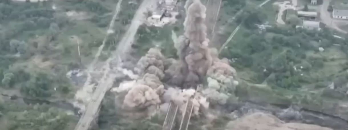 Videón, ahogy az ukránok felrobbantanak egy hidat