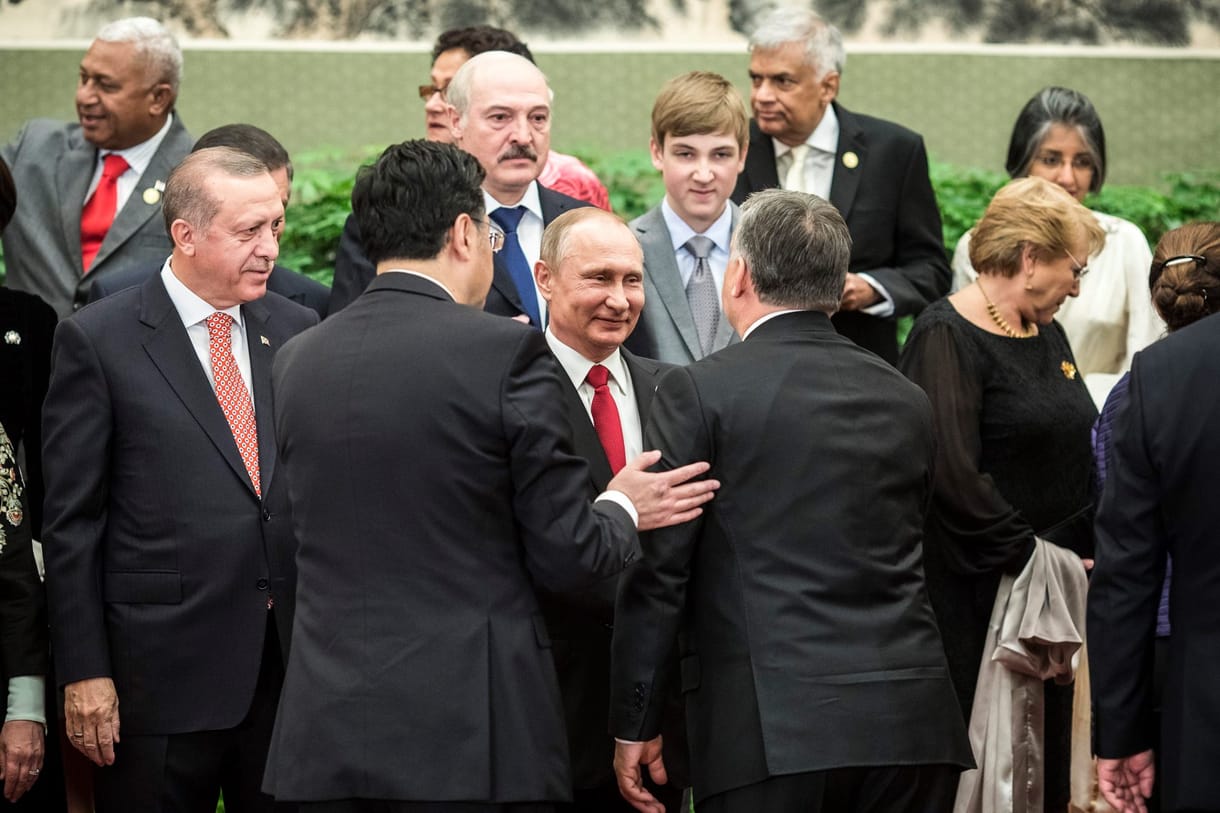 Kínos gerincprobléma – miért hajlong Orbán Viktor keleti diktátorok előtt?