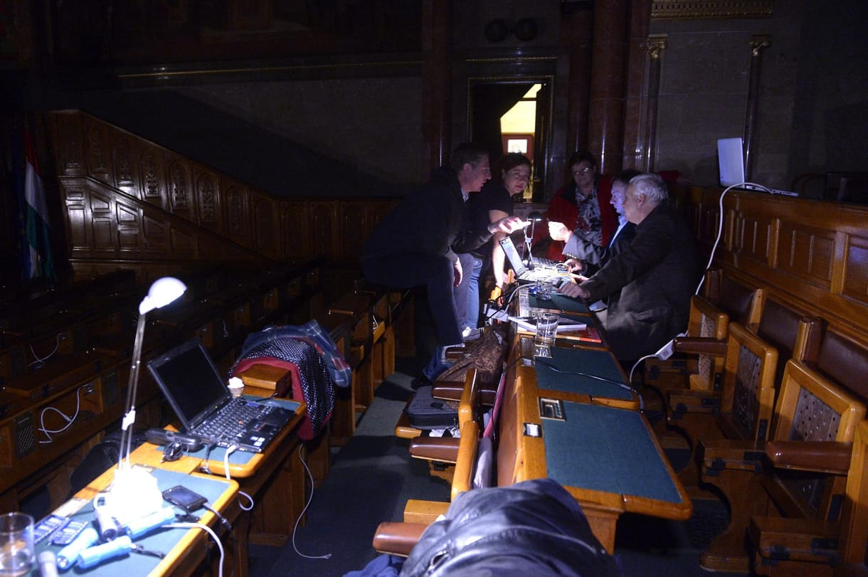 Kanadából is keresték a parlamentben éjszakázó Gyurcsányékat