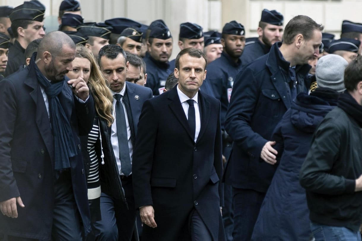 Sokba kerülhet az országnak Macron engedékenysége a túlóraszabályok ügyében