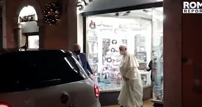 Egyszer csak megjelent Ferenc pápa egy római lemezboltban