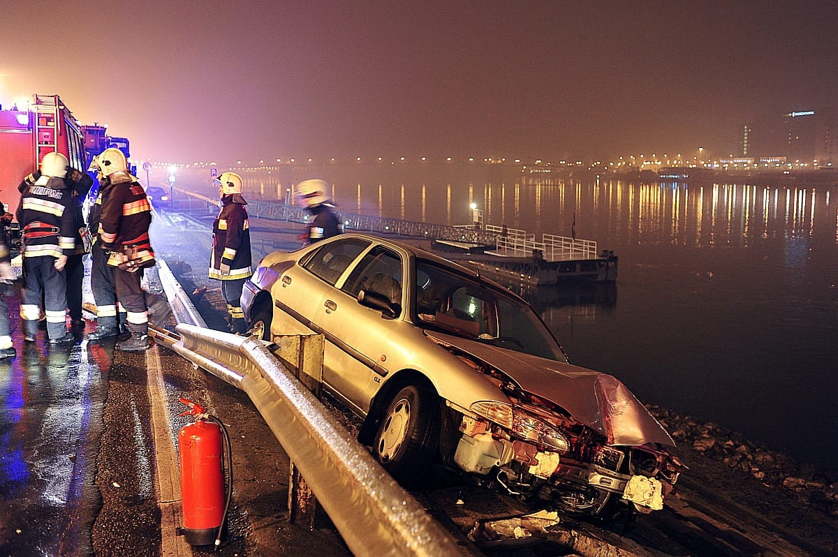 Fotó: a budai alsó rakpart lépcsőjére zuhant egy autó