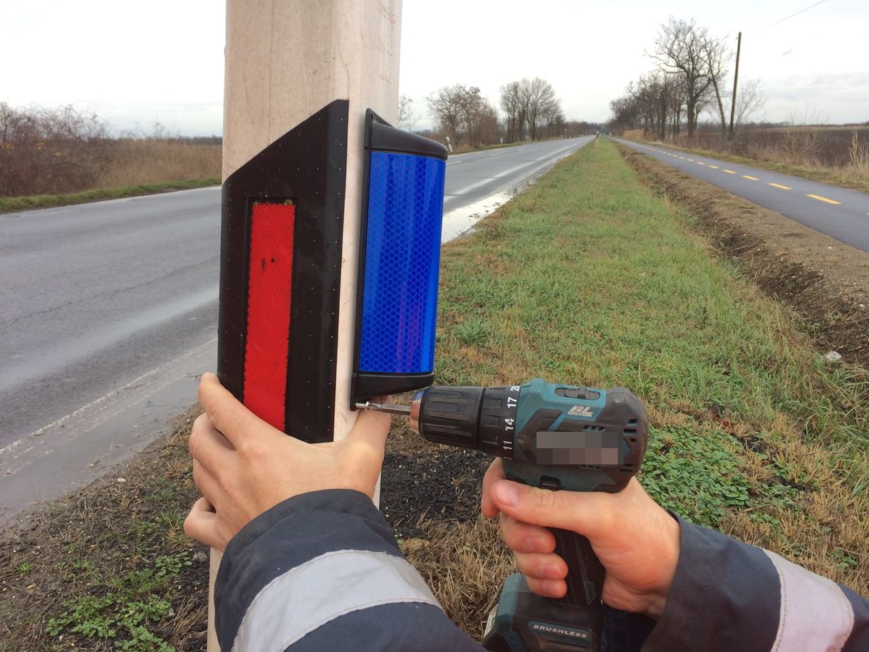 Újabb útszakaszra telepítenek vadriasztó prizmákat
