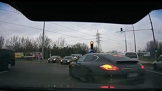 Itt a porschésok egyik pesti díszpéldánya - videó