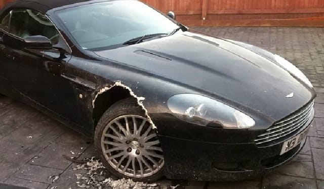 Kutya rágott szét egy Aston Martin DB9-est – fotó