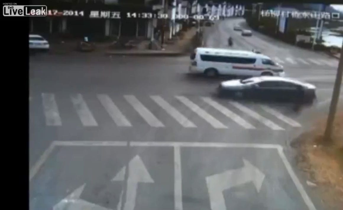 Ilyen, amikor pusztít a szirénázó mentőautó – videó