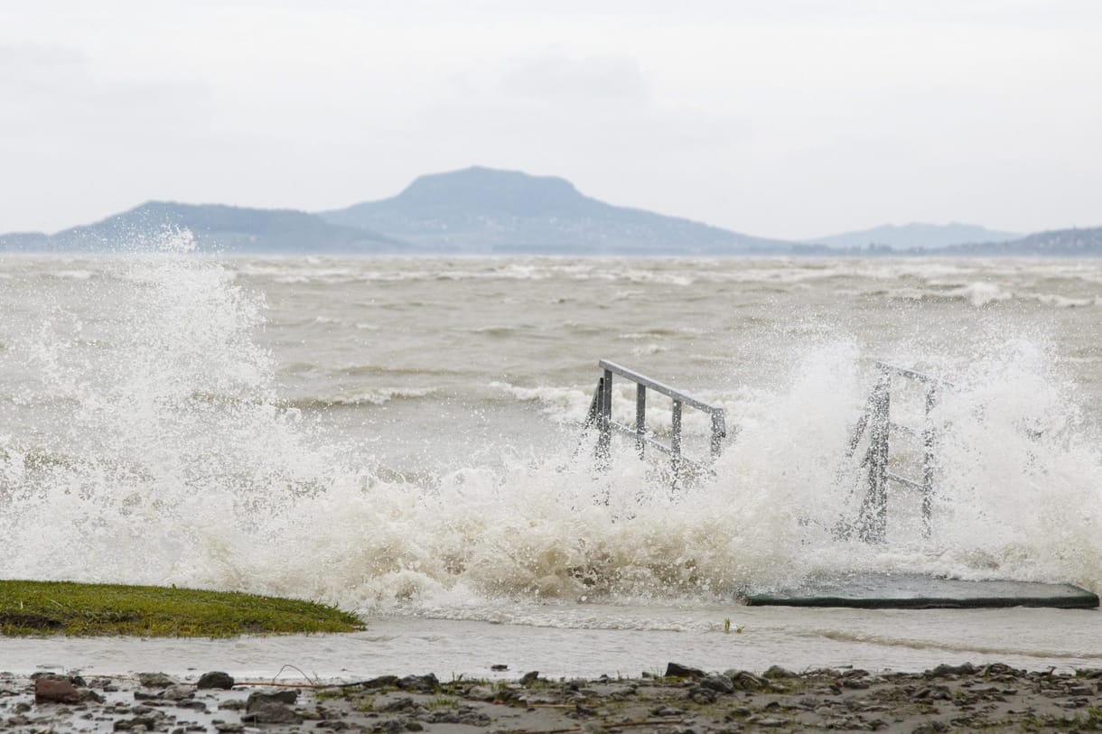 Fotók: Elárasztotta Balatonfenyvest a Balaton