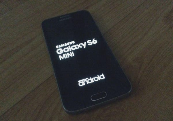 Nagynak tartja a Galaxy S6-ot? Jön a miniváltozat