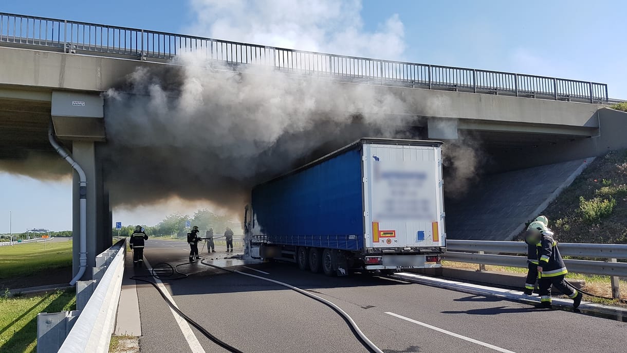 Úgy lángolt egy kamion, hogy tönkretett egy felüljárót – videó