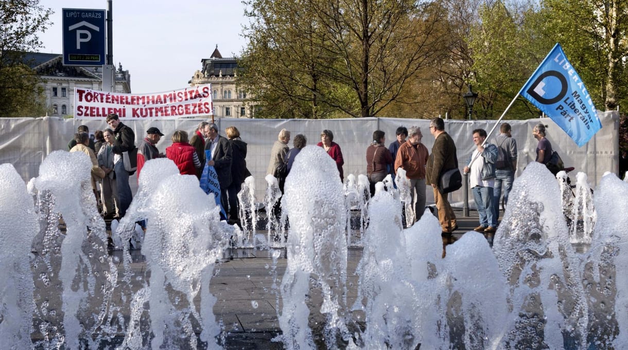 Ledöntötték a Szabadság téri emlékmű kordonját