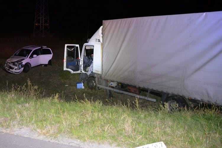 Nem volt becsatolva az öve, kiesett a vezetőfülkéből az M5-ösön karambolozó kamion sofőrje