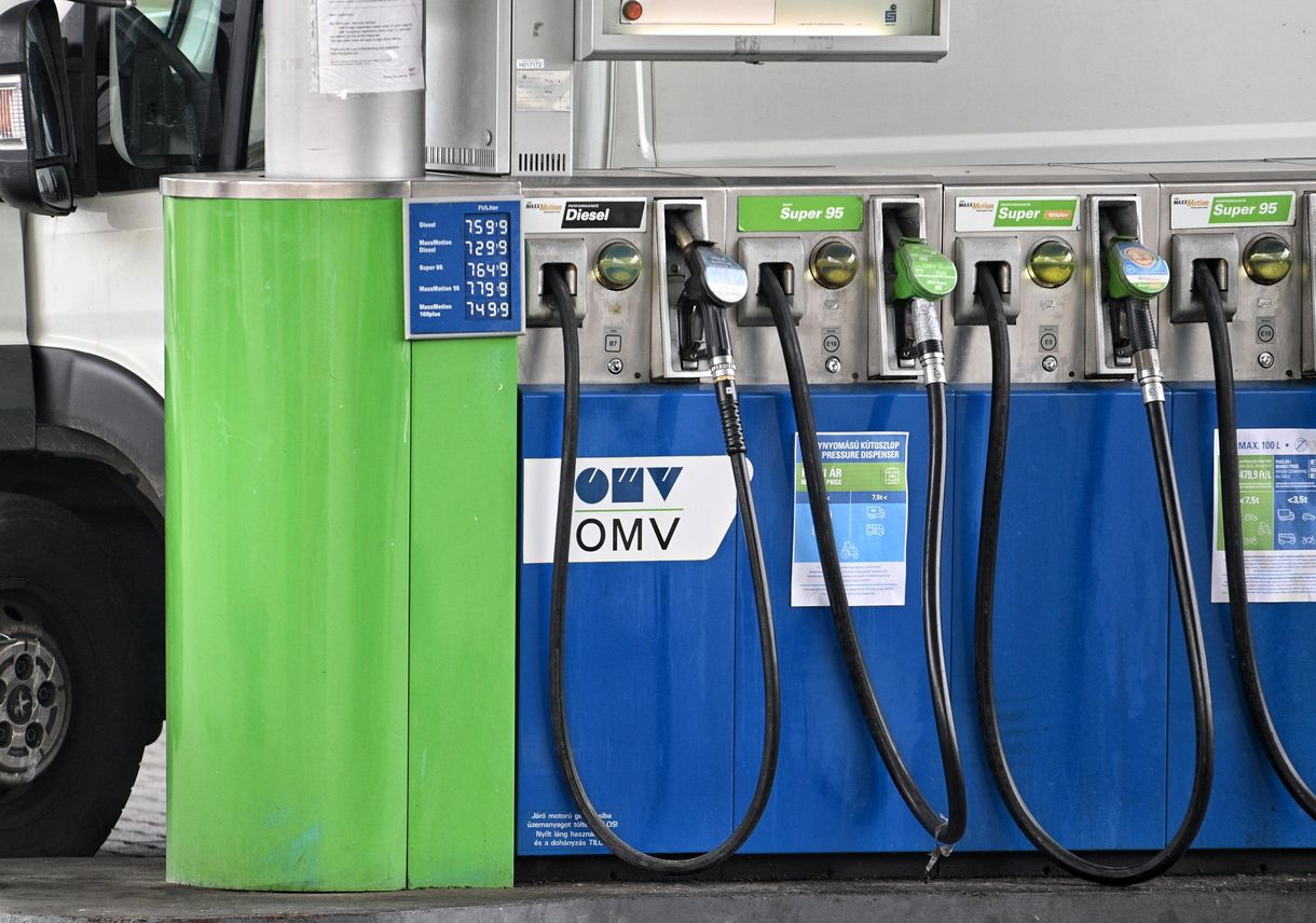 Megnyitják a magyar stratégiai benzintartalékot az OMV finomítójának leállása miatt